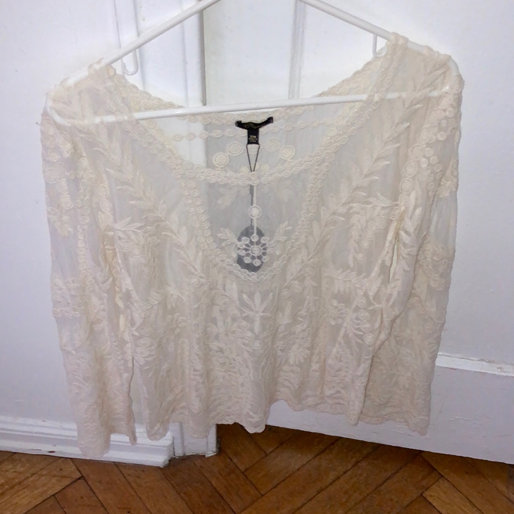Beautiful New Lace Long Sleeve With Tickets Beautiful New Lace Long Sleeve With Tickets